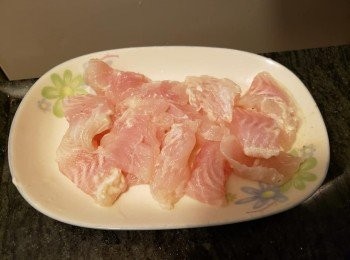 step1: 魚柳洗淨切大小相等的塊狀，用廚房紙抹乾水分，用鹽，胡椒粉拌勻。醃 10分鐘。