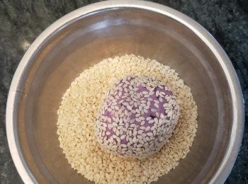 step7: 在芝麻里滾個圈。這個份量大約可以做出9～10個。