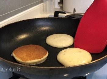 step6: 約20秒即可反至另一面煎多10秒即成豆沙包面/底