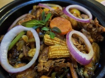 step4: 煲仔預熱定上菜熱辣辣香噴噴，
d粟米芯紅蘿蔔同雞肉好入味，
但又無出街食咁濃香料味精