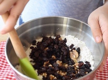 step2: 將麵粉、糖、酵母、鹽拌勻 （*不要將鹽直接放在酵母旁邊), 再加入核桃和葡萄乾，拌勻