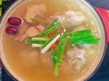 step8: 煮到薏仁和蓮子軟了後，以鹽調味，並放入枸杞和蔥段，再次煮沸後即可食用。