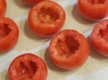 step4: 用較剪及茶匙清空蕃茄內腔及蕃茄子