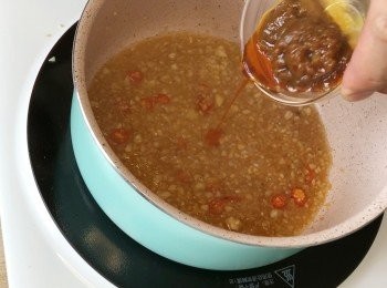 step6: 然後加入醬油、味淋、清酒、高湯、沙嗲醬。小火煮30秒。