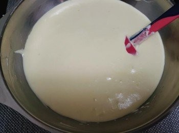 step12: 然後將整盤蛋黃麵糊加入剩餘的蛋白碗中，繼續Fold in用手法輕手拌勻,不要把氣泡壓扁，否則會不松軟。