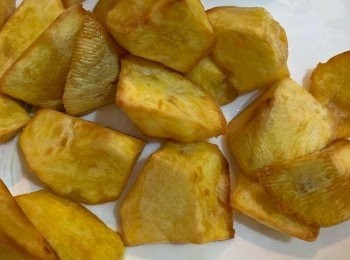 step3: 炸好的地瓜表面金黃，帶著乾燥如結皮的外貌，可以先試吃看看，炸透的地瓜才不會有股生味，影響口感。