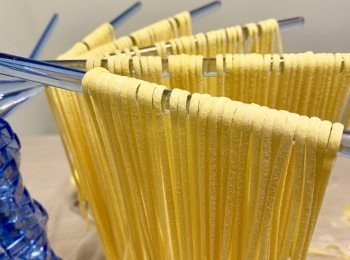 step2: 煮一鍋熱水加鹽（每1L水10g鹽），滾起落意粉煮，跟包袋註明時間減1-2分鐘 （PS. 千其唔好加橄欖油煮，會影響意粉吸收醬汁）