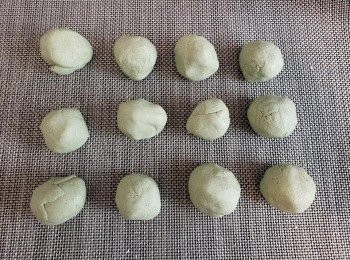 step4: 面團平均分成大小的劑子