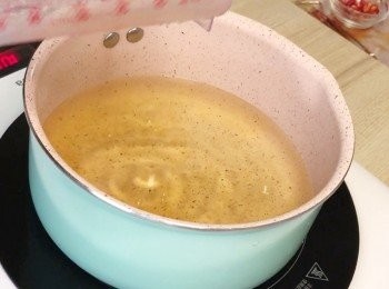 step4: 於乾淨的鍋。
倒入紹興酒，煮滾。
再加水。