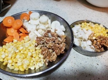 step1: 預備好所有材料:60g合桃可用即食合桃,如用生合桃,可以用焗爐用180度焗5分鐘將合桃焗香,再用較剪將合桃剪細粒,鮮淮山1條要戴上手套才去皮,否則淮山皮會令皮膚痕,然後洗淨切片,粟米1條起粒,甘筍60g去皮切片,留起淮山,栗米及合桃肉約1/4備用