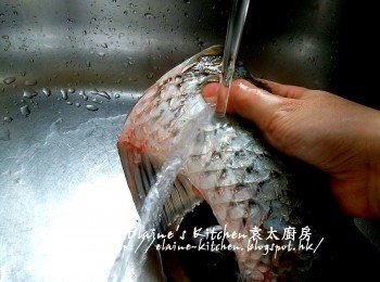 step1: 魚尾用水沖洗乾淨抹乾水份