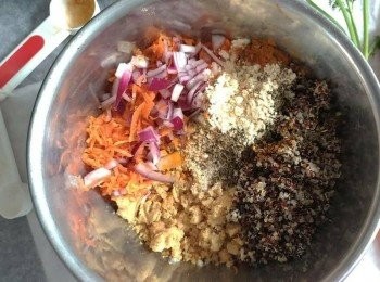 step1: 把鷹咀豆用食物處理器打碎。