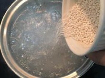 step4: 煮滾一滾水，倒入西谷米，邊倒邊攪拌，接著煮10分鐘（煮西谷米的水量應為西谷米的4～5倍）；