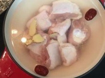 step4: 加水8分滿，病加入米酒，中火煮滾；