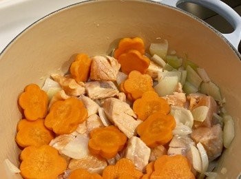 step5: 加薯仔甘筍粒入鍋炒5分鐘