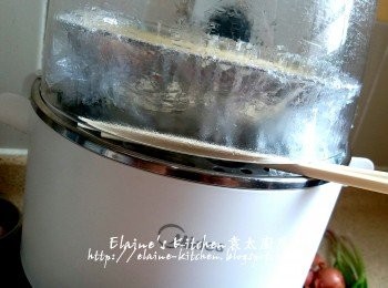 step4: 再用筷子將蓋留縫隙(可避免蒸出來的豆腐過老或變火山口)