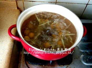 step7: 用中火煮滾後蓋上蓋繼續用中火煲10分鐘