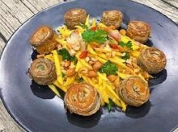 step9: 將煎好的白帶魚卷除去牙籤，擺在芒果沙拉週圍即可。