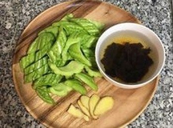 step3: 老菜脯略微清洗後，泡入一碗清水中；薑切片；苦瓜切塊；