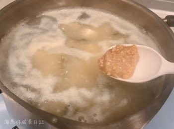 step3: 加入味醂煮5分鐘，之後放入味噌再煮滾後即可。