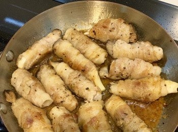 step7: 豚肉卷兩邊煎至金黃後瀝乾油，加入調味汁，中火每邊煮3分鐘至收汁即可上碟
