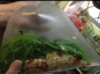 step3: 備保鮮袋將蒜粒辣椒粒放入，再放入麻油1湯匙
，魚露1湯匙，糖2茶日匙，少許豉油，吹少少氣入保鮮袋另其漲起，再搖勻，入雪框直至食用