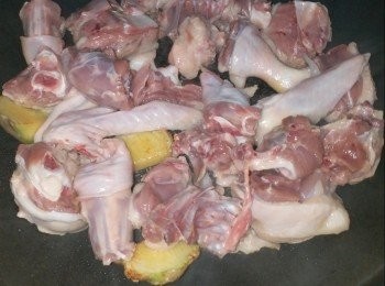 step2: 先用老薑起鑊爆香
放鴨件兩面煎香