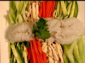 step3: 醃雞肉10分鐘，熱鍋加少許油，煎雞肉至兩面金黃色，加少許水及蓋上蓋，將雞肉煎至全熟，冷卻後，將雞肉切絲。

將青瓜絲、紅蘿蔔絲、西芹絲，雞絲和芋絲一起排好放在碟上。