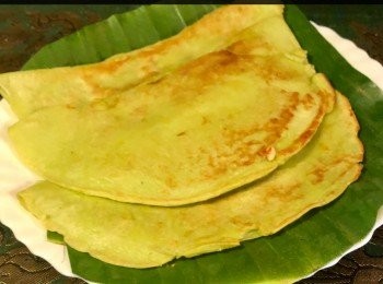 step5: 將它摺上成半月型，再反轉煎另一面，直至煎到兩面都金黃。