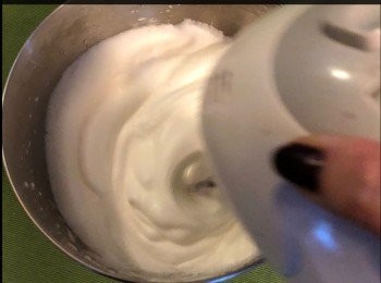 step6: 將蛋白打到泡沫狀，加入2/3的糖並繼續攪拌，直至蛋白變稠。