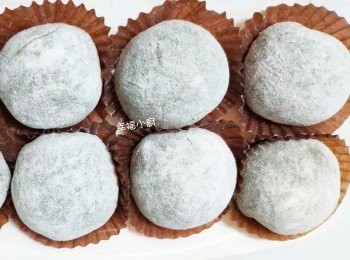 step9: 可選擇表面蒸熟后在熟糯米粉滾一圈，也可以省略這個步驟。