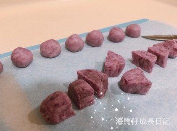 step3: 加入太白粉攪勻 （攪拌不均勻也不緊要，之後加入牛奶就可搓成麵團）