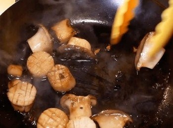 step4: 每一面都煎出焦色後，加入<span class="group_2">調味料</span>後拌勻即可起鍋。