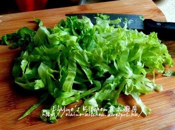 step6: 期間將唐生菜切絲 , 用水沖一沖洗及瀝乾備用