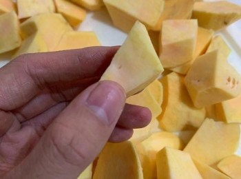 step1: 將地瓜去皮切小塊，小塊不僅可用較少的油來炸，也比較容易熟。