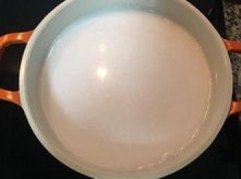 step8: 取一湯鍋約18-20公分大，倒入椰奶和水及糖共煮；