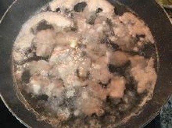 step4: 排骨放入清水中小火慢煮，以清除雜質和血水（不需煮到水滾）；接著倒掉水份，以流動的水將排骨沖洗乾淨。