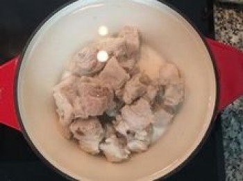 step5: 燉鍋中放入洗淨的排骨，並加入約1200g的水，