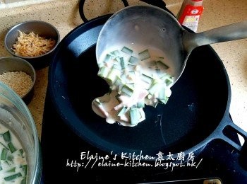 step6: 落少許油入美的早餐機的煎pan內 , 按<煎餅>功能燒熱 , 倒入適量粉漿慢慢煎至一面微黃色不黏底