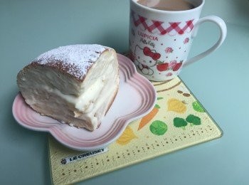 step5: 將糖粉均勻灑在麵包面，分割4-6件，在每件麵包內面平均切兩刀(不要切斷），搽上忌廉芝士餡