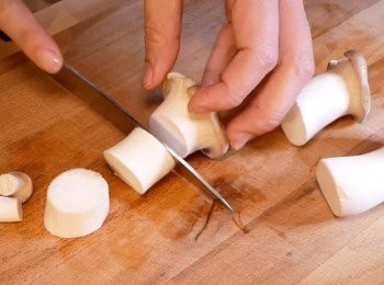 step1: 首先將杏鮑菇切成圓柱狀，傘部切成好入口大小。