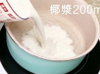 step5: 於乾淨煲內倒入水200ml並煮滾。較小火。然後加入椰漿。糖。再攪拌均勻。