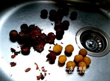 step1: 栗子放入煲內加水用中火煮滾 , 盛起趁熱將栗子去殼