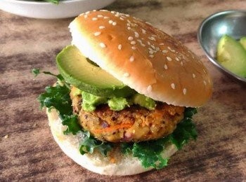 step4: 煎好之漢堡排可配上羽衣甘藍及喜愛醬汁伴食，或夾在烘香的麵包內成可口美味的純素漢堡。