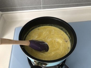 step6: 燒熱煲加油，放帶子、蘑菇、洋蔥、椰菜花略炒
加入南瓜蓉，煮滾後加入鮮奶及椰奶攪勻，再滾起時熄火