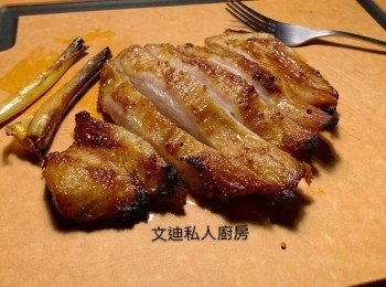 step3: 空氣炸鍋用200度預熱5分鐘，將香茅和豬頸肉一齊放入氣炸鍋內，時間焗20分鐘。（使用焗爐焗製時間可能要加5分鐘左右。）