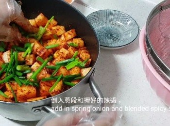 step16: 倒入蔥段和攪好的辣醬用手拌勻