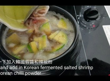 step5: 攪拌一下加入韓國蝦醬和辣椒粉，