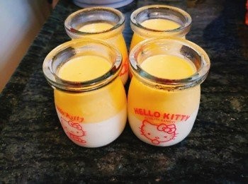 step11: 將<span class="group_2">芒果</span>蓉倒入已凝固的<span class="group_1">牛奶布甸</span>上, 再雪至凝固即成