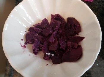 step3: 把紫薯入鍋里隔水蒸熟，